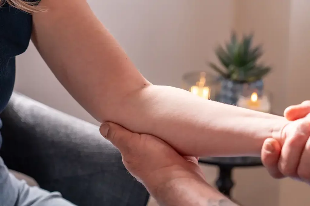 Tennisarm‑behandeling bij MAR‑Therapie met nauwkeurige druktechnieken op het overbelaste gebied.
