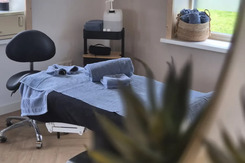 Behandelkamer van MAR-Therapie in Lunteren met massagetafel