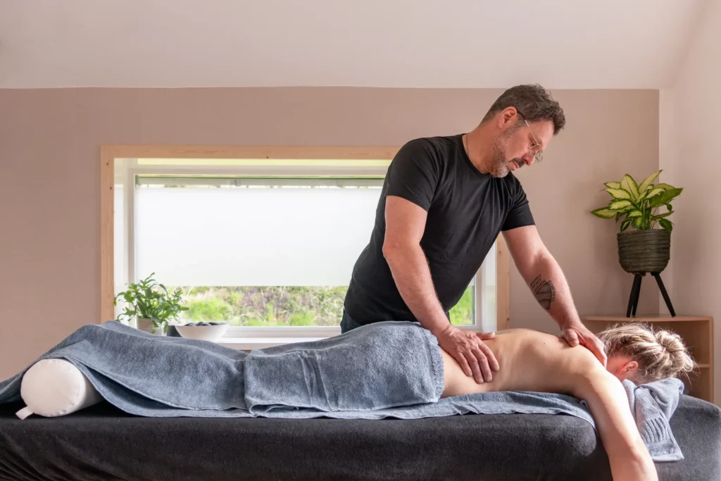Rugbehandeling bij MAR-Therapie in Lunteren, met gerichte druk op de spieren van de rug.